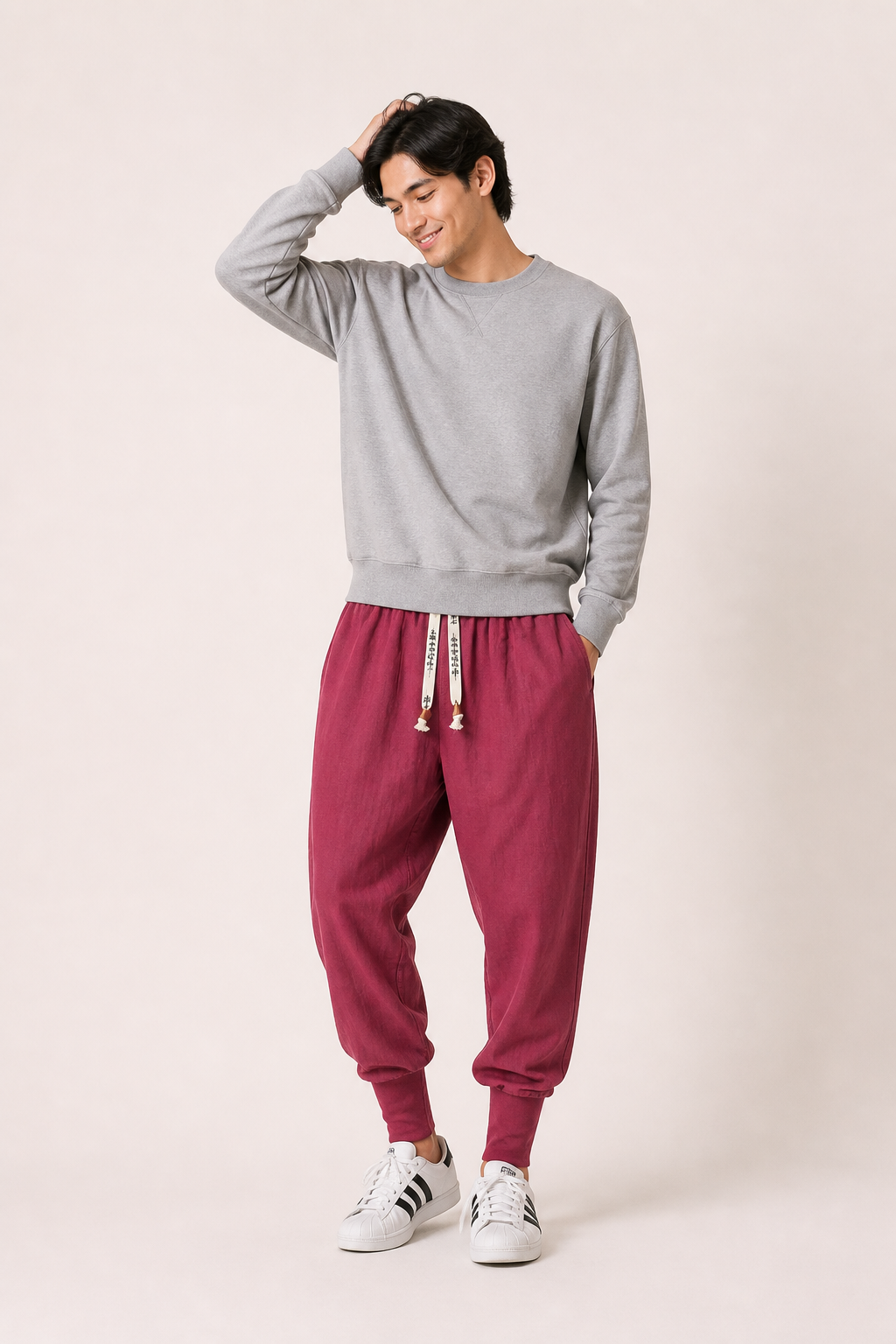 Zachte heren jogger met elastische taille en trekkoord, beschikbaar in marineblauw, rood & zwart.
