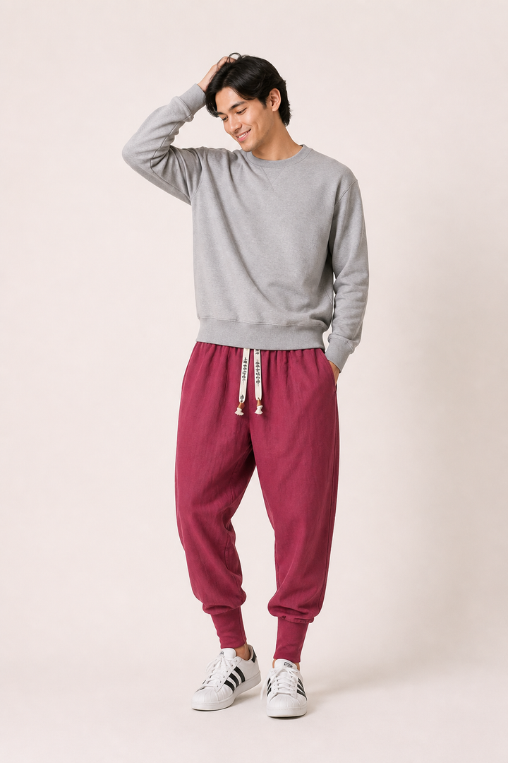 Zachte heren jogger met elastische taille en trekkoord, beschikbaar in marineblauw, rood & zwart.