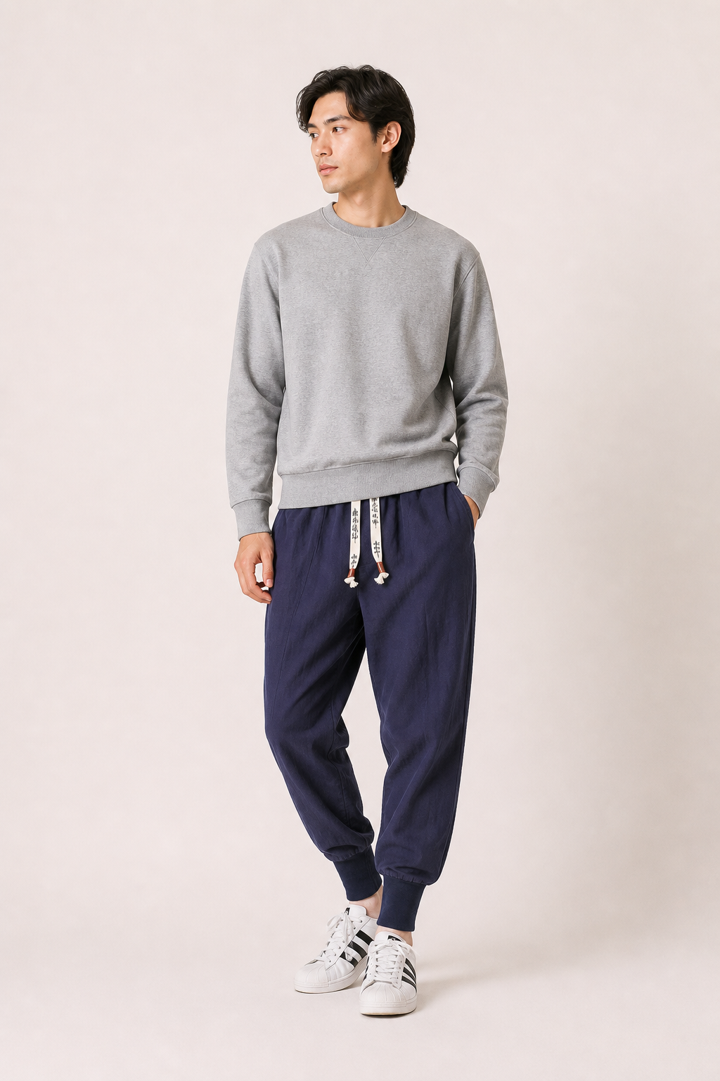 Moderne herenbroek, marineblauwe jogger, sportief met trekkoord, comfortabel voor vrije tijd.