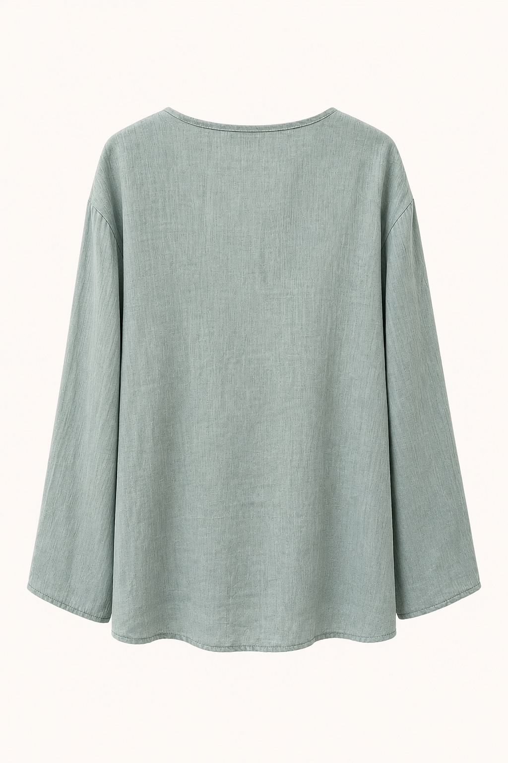 Zomerse lichtblauwe damesblouse, casual top met V-hals, lange mouwen en knoopsluiting, must-have damesmode.