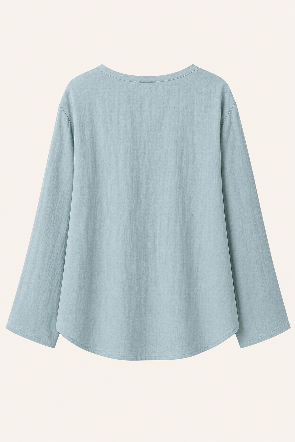 Stijlvolle lichtblauwe damesblouse: V-hals, lange mouwen en knoopsluiting, een trendy stuk damesmode.