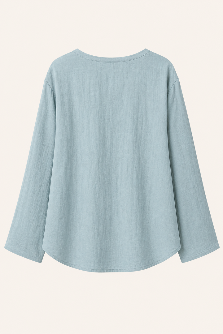 Stijlvolle lichtblauwe damesblouse: V-hals, lange mouwen en knoopsluiting, een trendy stuk damesmode.