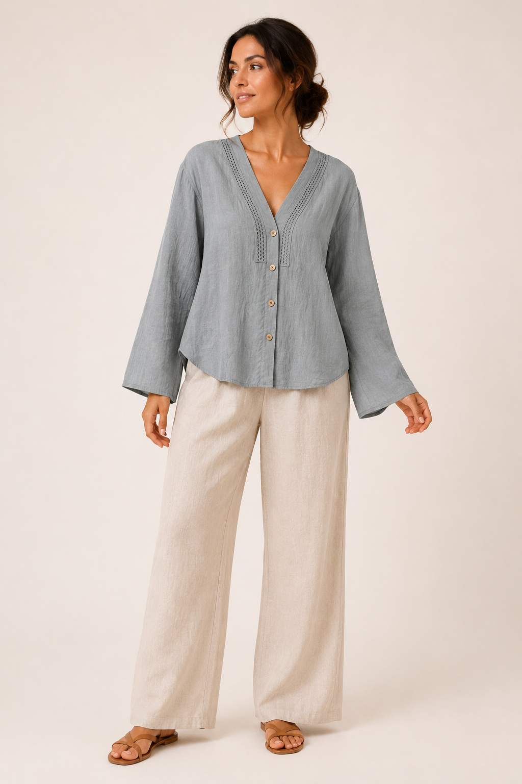 Casual lichtblauwe damesblouse met V-hals, lange mouwen en subtiele knoopsluiting, trendy damesmode top.