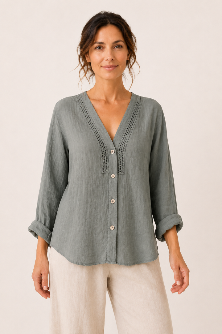 Lichtblauwe damesblouse met V-hals, lange mouwen en elegante knoopsluiting. Perfect voor zomer en casual look.
