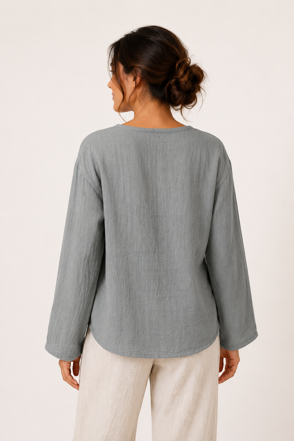 Elegante blauwe damesblouse met V-hals en lange mouwen, ideaal voor een stijlvolle zomerse casual outfit.