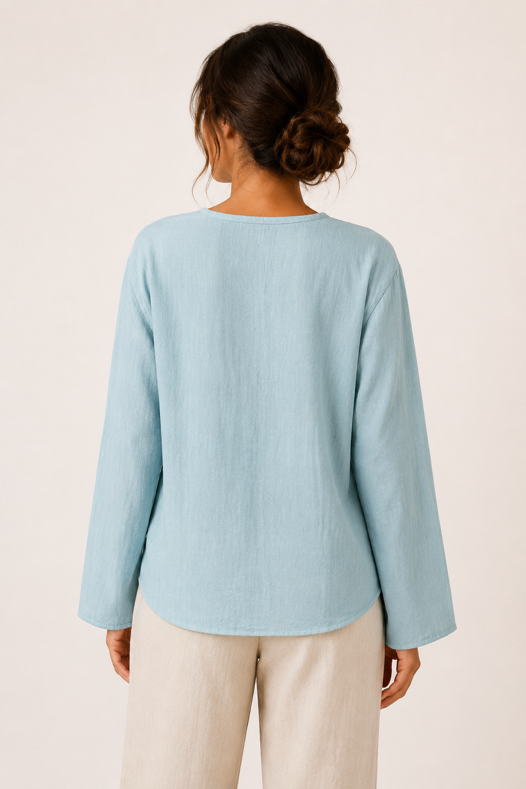 Frisse lichtblauwe damesblouse met V-hals, lange mouwen en knoopsluiting, een zomerse top voor elke vrouw.