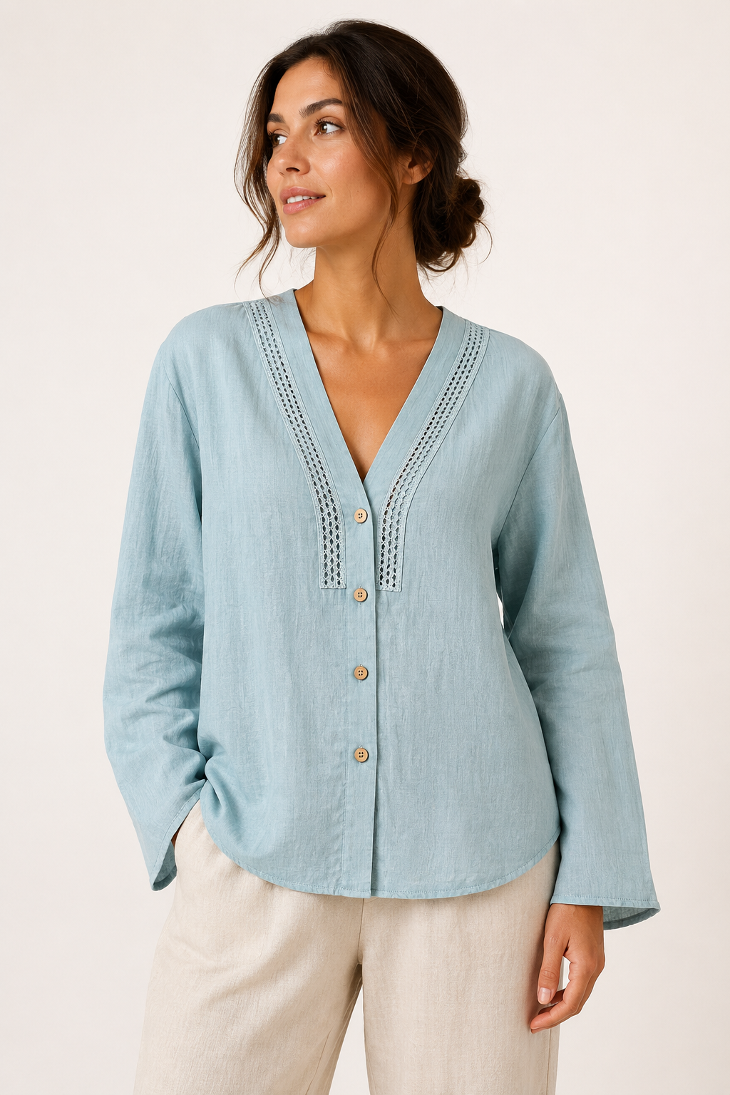 Veelzijdige blauwe damesblouse met V-hals, lange mouwen en knopen, zowel casual als elegant te dragen.