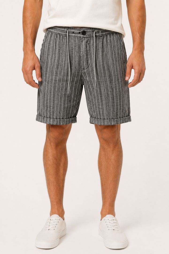 Lichtgrijze heren gestreepte bermuda short, ideaal voor casual zomerse dagen en vakantie.