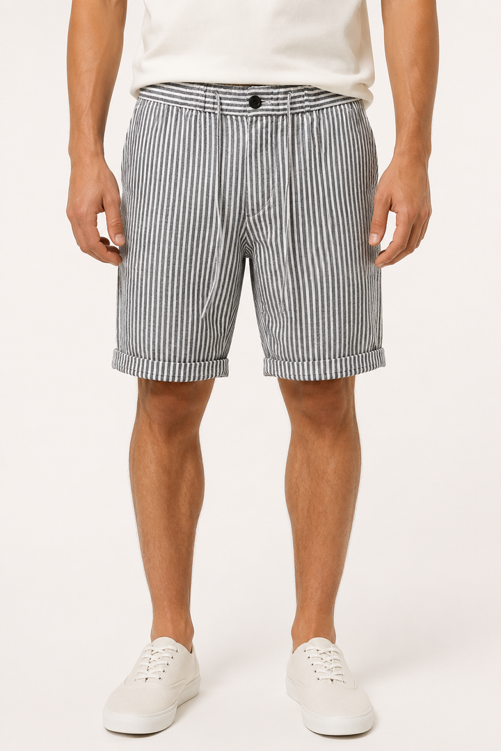 Gestreepte heren bermuda in grijs, perfecte keuze voor warme zomerdagen en ontspannen momenten.