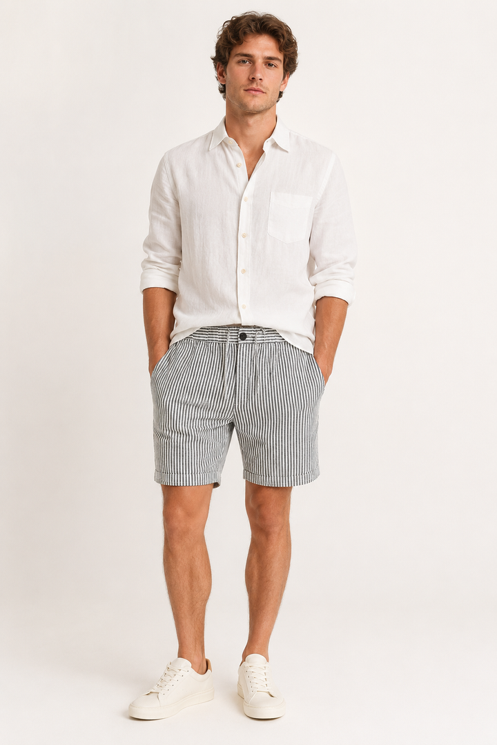 Stijlvolle lichtgrijze heren bermuda short met subtiele strepen, onmisbaar voor zomerse mode.