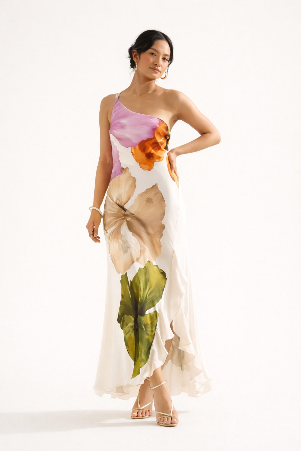 Witte lange dames jurk met bloemenprint, asymmetrische one-shoulder halslijn, ideaal voor lente/zomer feesten.