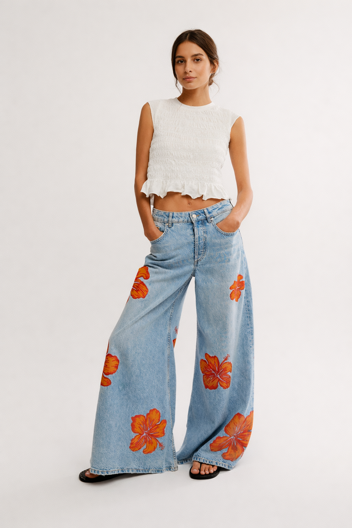Modieuze casual damesbroek voor de zomer met wijde pijpen en een frisse bloemenprint in blauwtinten.