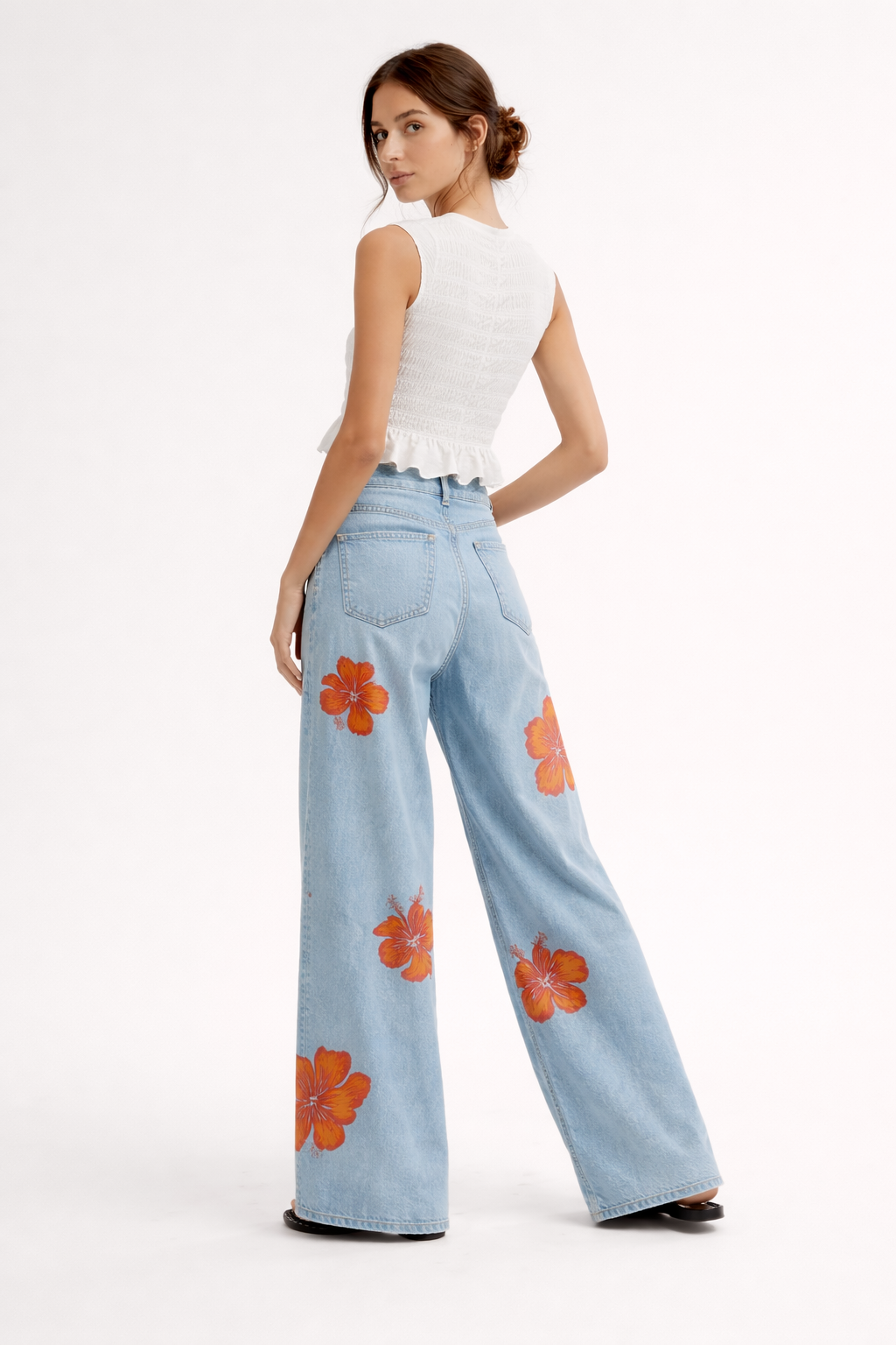Comfortabele blauwe damesbroek met wijde pijpen en opvallende bloemenprint, perfect voor een casual zomeroutfit.