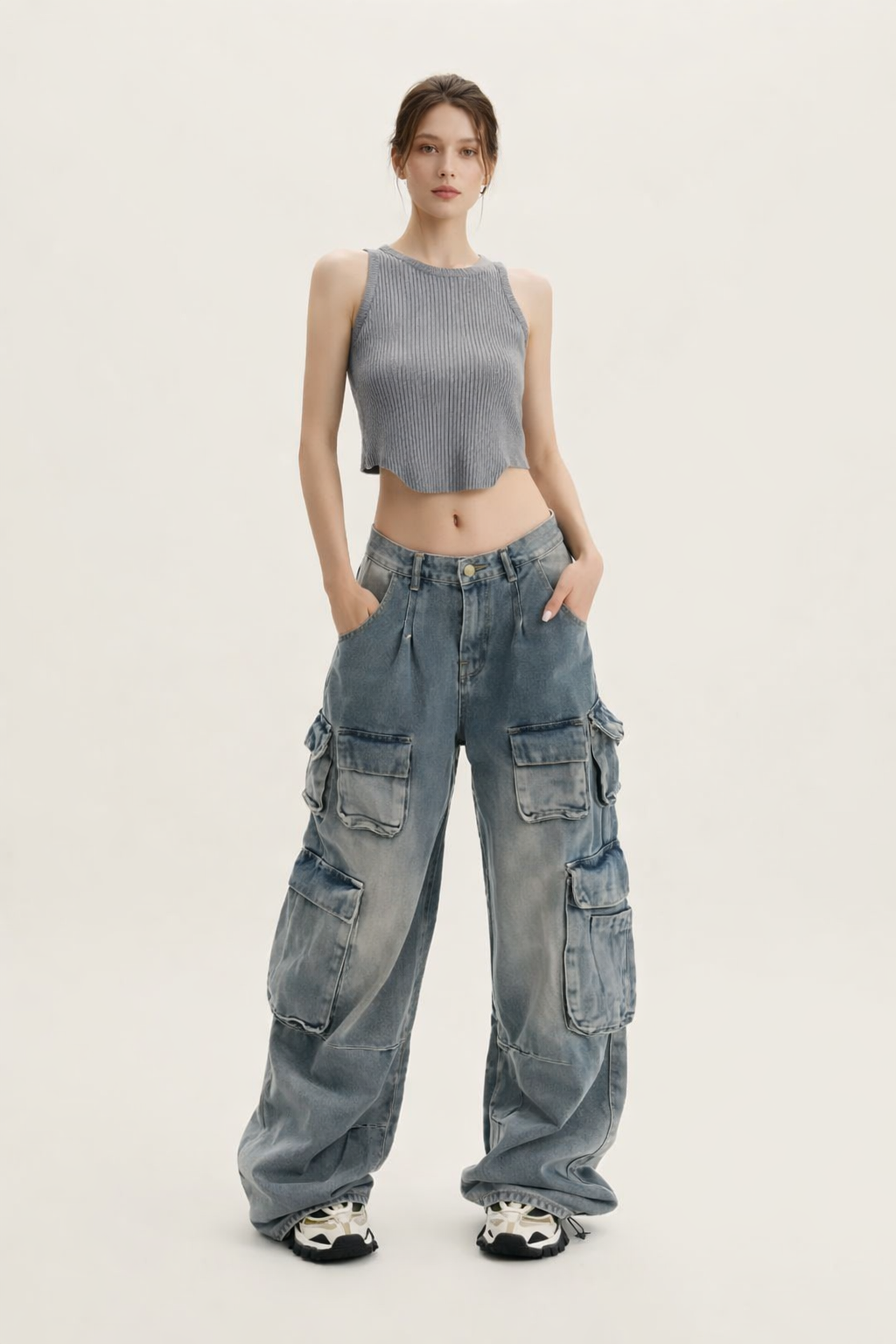 Blauwe dames cargo jeans met wijde pijpen en meerdere zakken voor een trendy, comfortabele urban look.