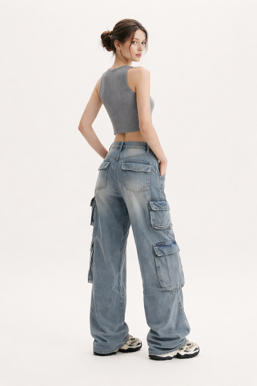 Casual blauwe dames cargo jeans met functionele zakken, ideaal voor een relaxte en stijlvolle dagelijkse outfit.
