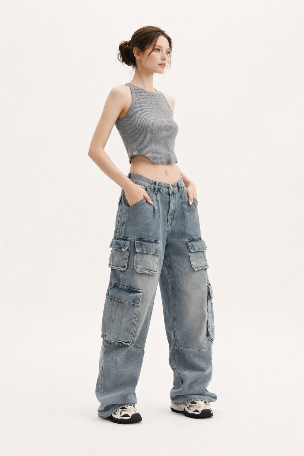 Trendy blauwe dames cargo jeans, voorzien van praktische zakken en wijde pijpen voor een moderne, comfortabele pasvorm.