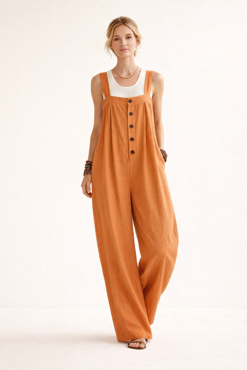 Dames lange jumpsuit met brede banden en knopen, perfect voor zomerse dagen. Comfortabel en stijlvol.