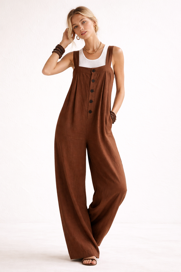 Trendy lange dames jumpsuit, geschikt als lente outfit. Met brede banden en speelse knopen op de voorkant.