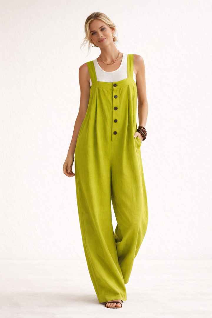 Comfortabele reis outfit: dames zomer jumpsuit met wijde pijpen en praktische knoopsluiting. Strandoutfit.