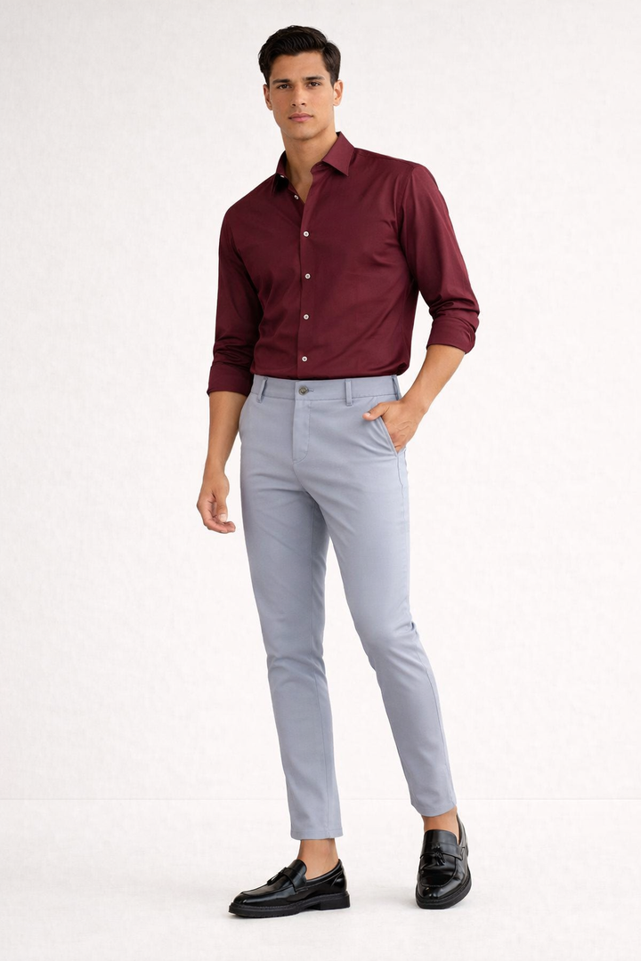 Zakelijke grijze heren slim fit chino broek met ritssluiting, ideaal voor een professionele of smart casual look.