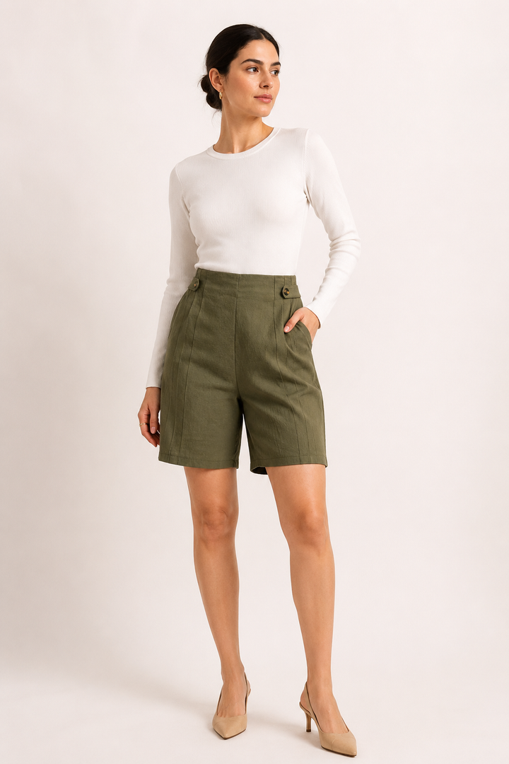 Stijlvolle dames high waist shorts met elegante knoopdetails en frontplooien, perfect voor een modieuze zomer.