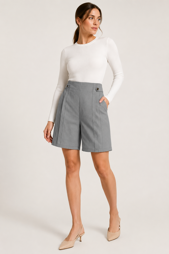 Elegante high waist dames shorts met knopen en wijde pijpen, geschikt voor een stijlvolle kantooroutfit.