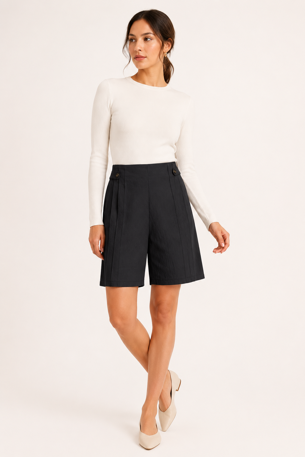 Modieuze dames shorts met decoratieve knopen en praktische zakken, voor een chique en stijlvolle zomerlook.