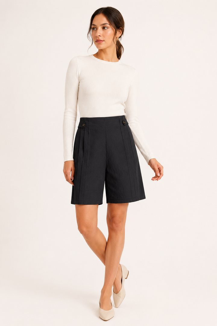 Modieuze dames shorts met decoratieve knopen en praktische zakken, voor een chique en stijlvolle zomerlook.