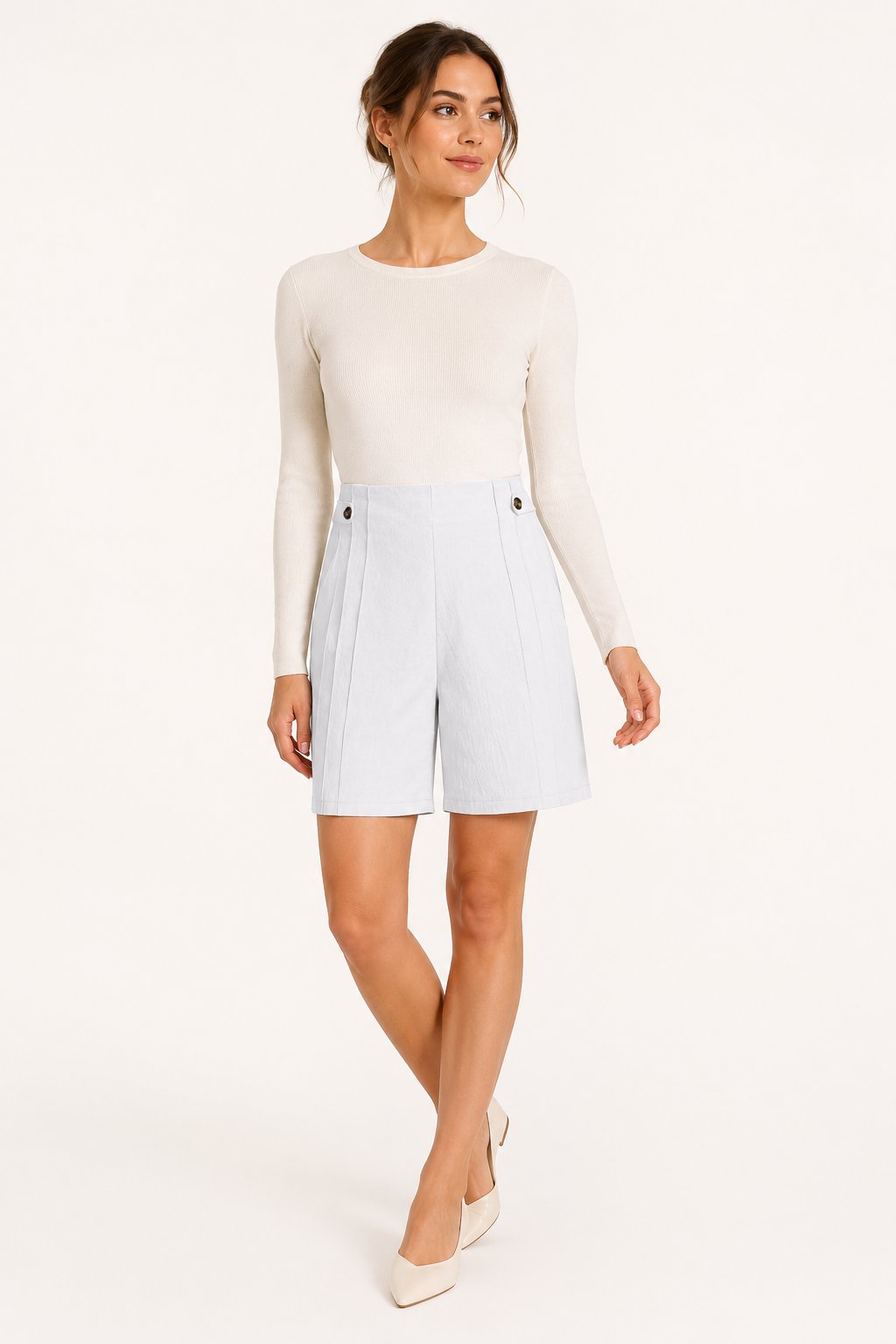 Dames high waist shorts met knopen en flatterende pasvorm, ideaal voor een stijlvolle en comfortabele zomeroutfit.
