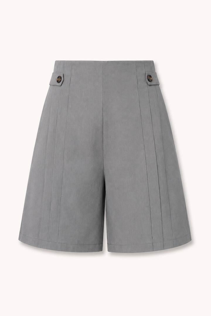 Comfortabele high waist dames shorts met knoopsluiting en wijde pijpen, perfect voor warme zomerdagen.