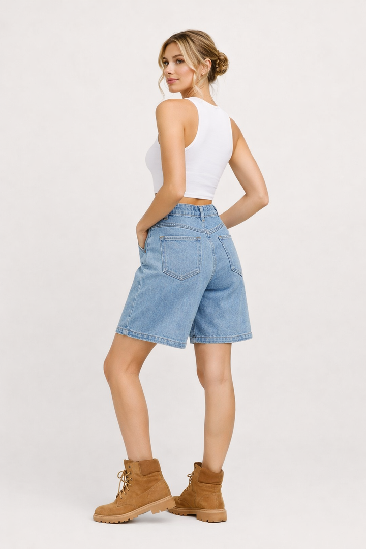 Casual zomerse damesbroek, type bermuda, met verstelbare taille voor optimaal comfort en bewegingsvrijheid.