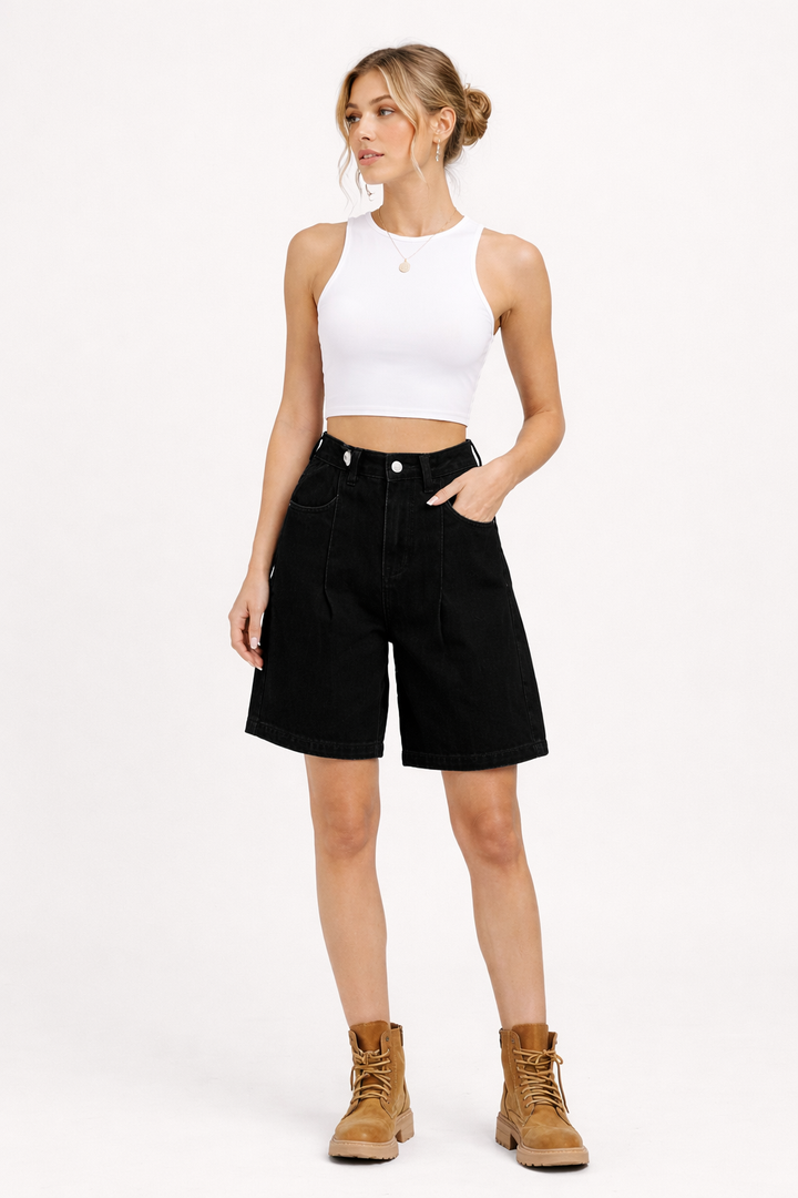 Modieuze dames bermuda met verstelbare tailleband en zachte stof, perfecte vrouwenmode voor warme dagen.