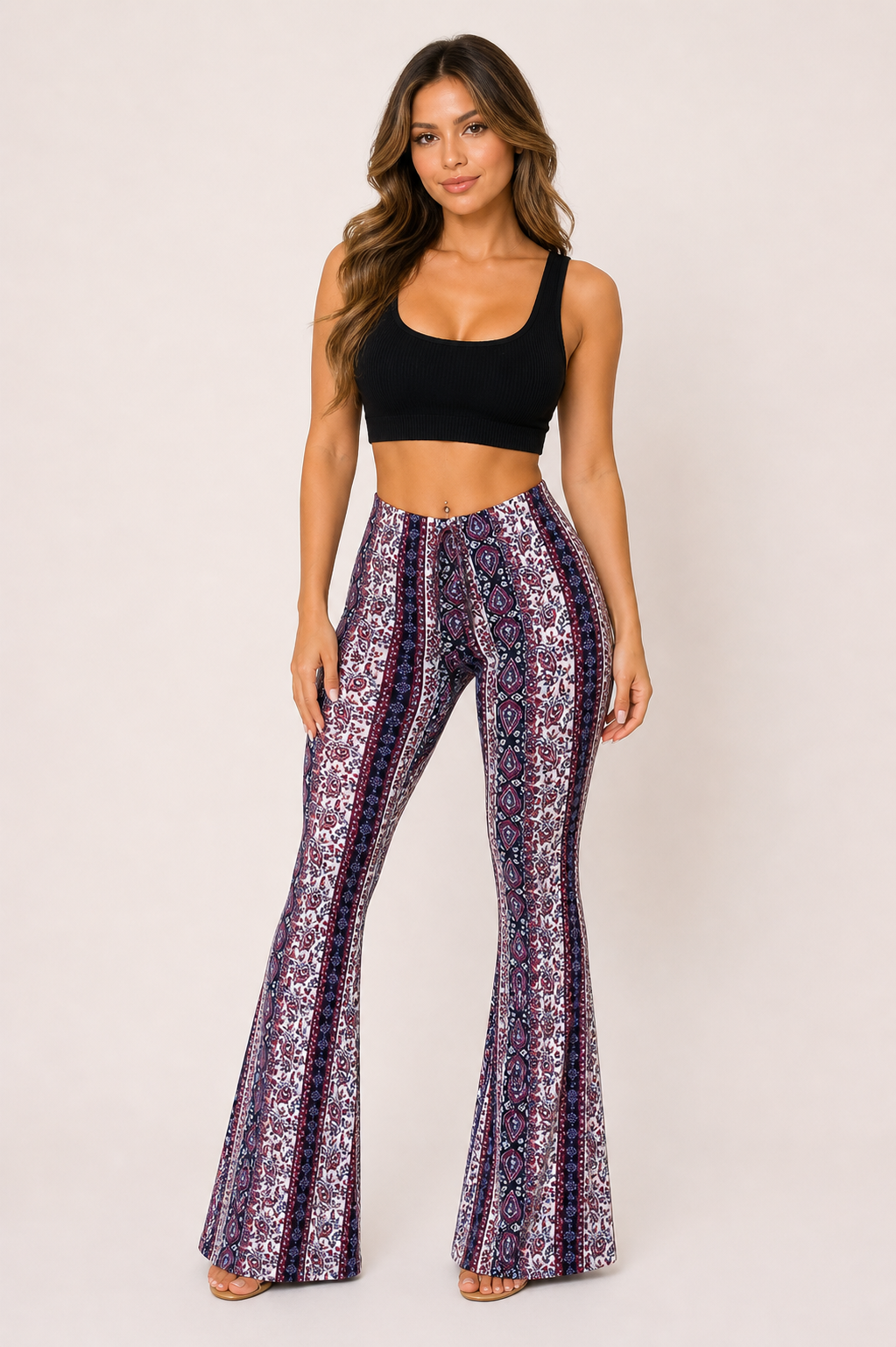 Trendy zomerbroek: dames flared pantalon met hoge taille en moderne verticale print. Elegante damesmode.