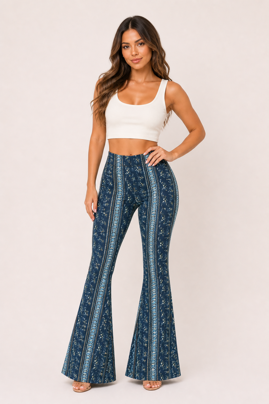Modieuze dames flared pantalon, hoge taille, verticale print. Deze comfortabele damesbroek is lang en elegant.