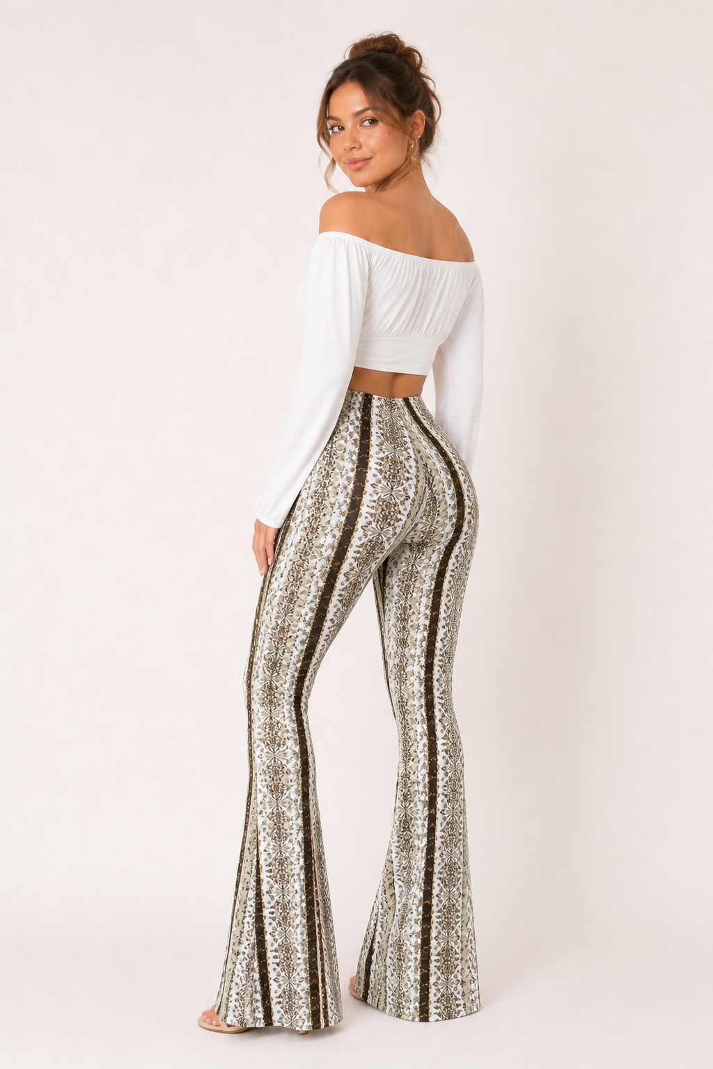 Elegante dames flared pantalon, hoge taille, comfortabel met stijlvolle verticale print. Ideaal voor casual mode.