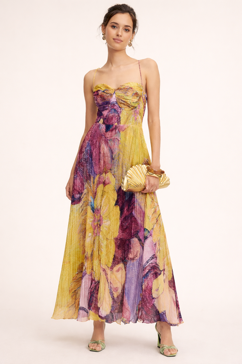 Gele elegante dames maxi-jurk met vloeiende plooien en een sierlijke bloemenstijl, perfect voor de zomer.