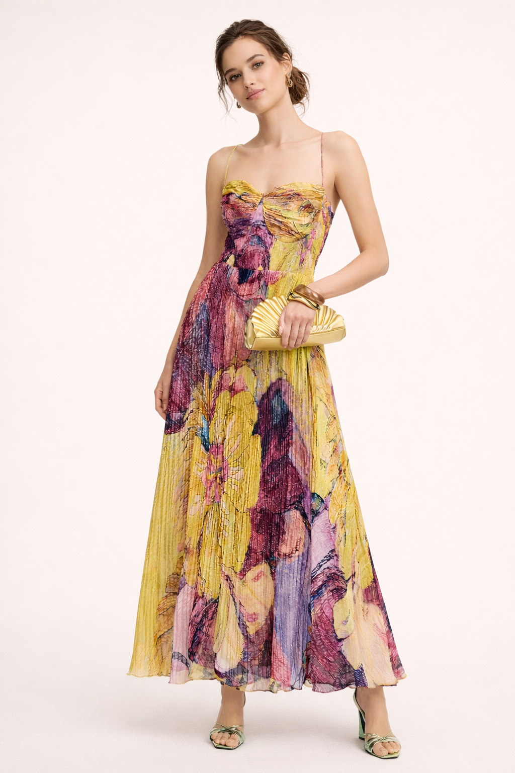 Elegante gele maxi-jurk voor dames, met sierlijke vloeiende plooien. Geschikt als feest- of zomerjurk.