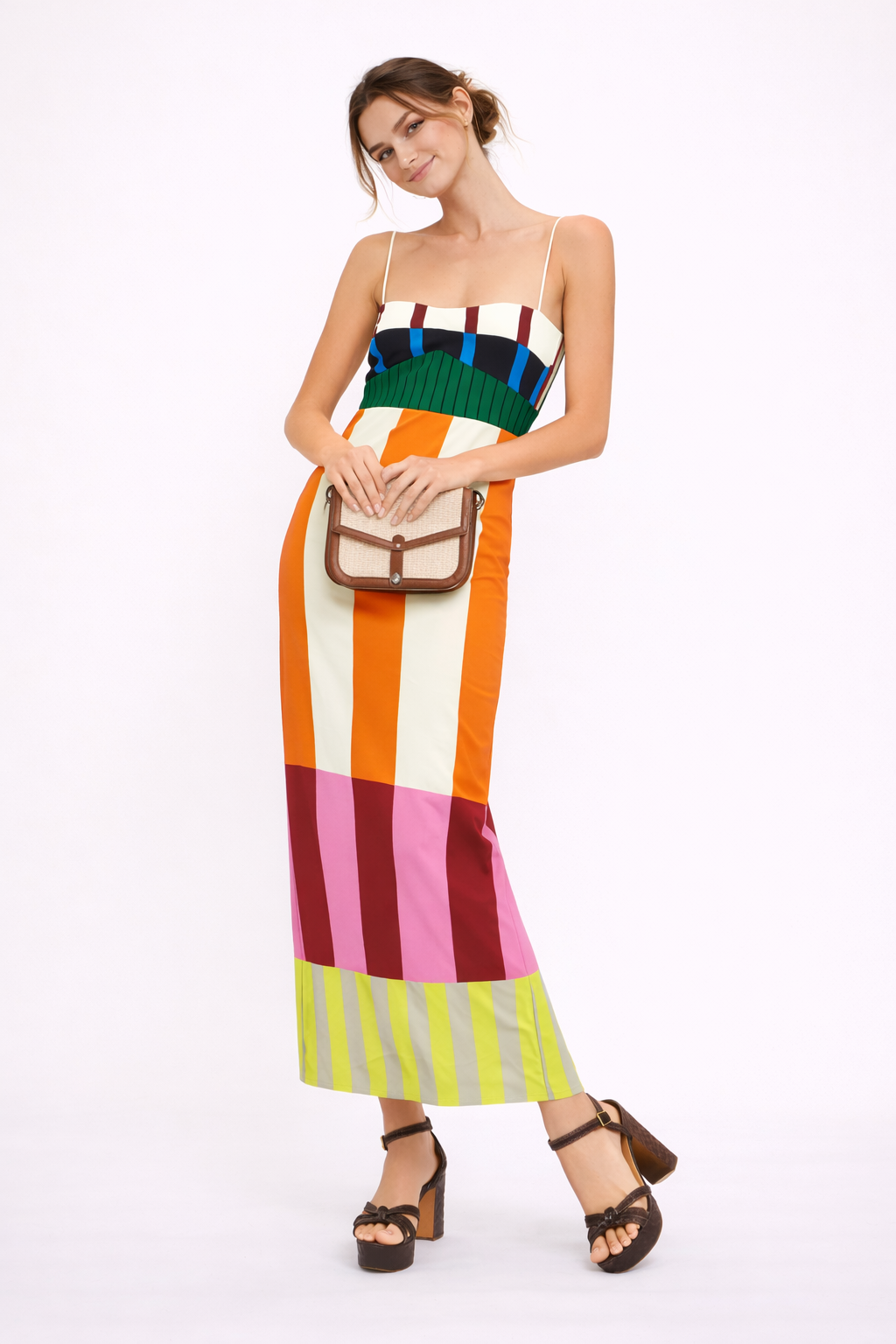 Elegante dames maxi-jurk met vloeiende pasvorm, dunne bandjes en levendige veelkleurige print voor de zomer.