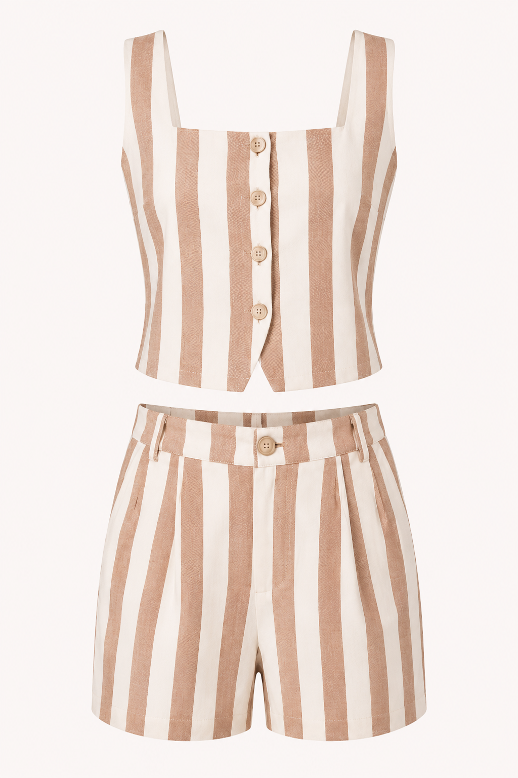 Model draagt een chique gestreepte beigeset met gilet en hoge shorts. Ideale zomerkleding voor vrouwen, casualchic.