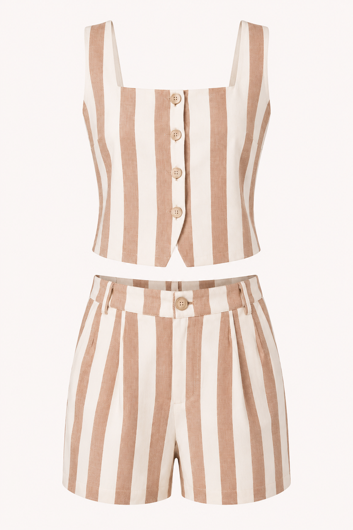 Model draagt een chique gestreepte beigeset met gilet en hoge shorts. Ideale zomerkleding voor vrouwen, casualchic.