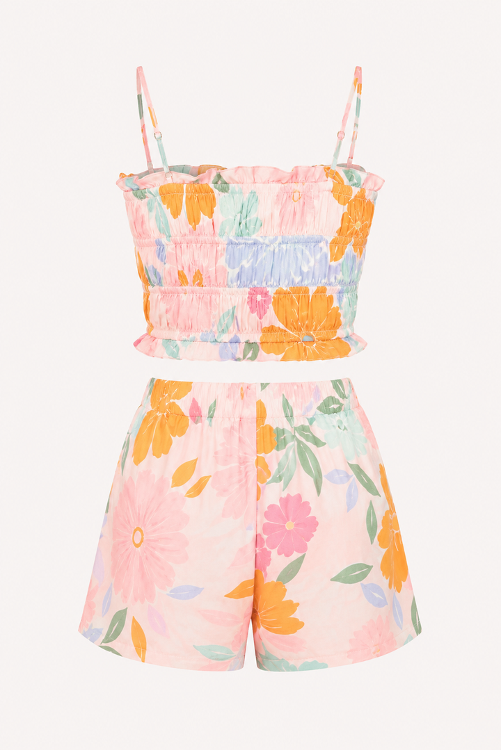 Trendy dames tweedelige set in beige met bloemenprint. Inclusief een korte top en luchtige shorts voor de zomer.