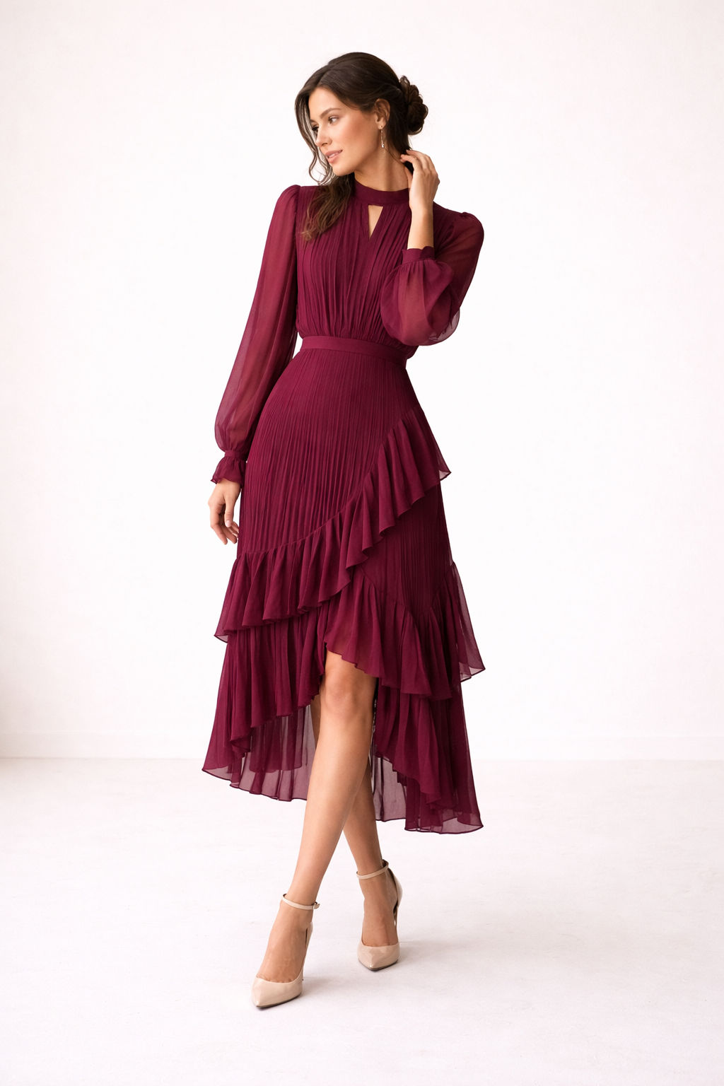Stijlvolle damesmode: midi-jurk met plooien en lange mouwen, geschikt voor lente-outfit en herfstmode.