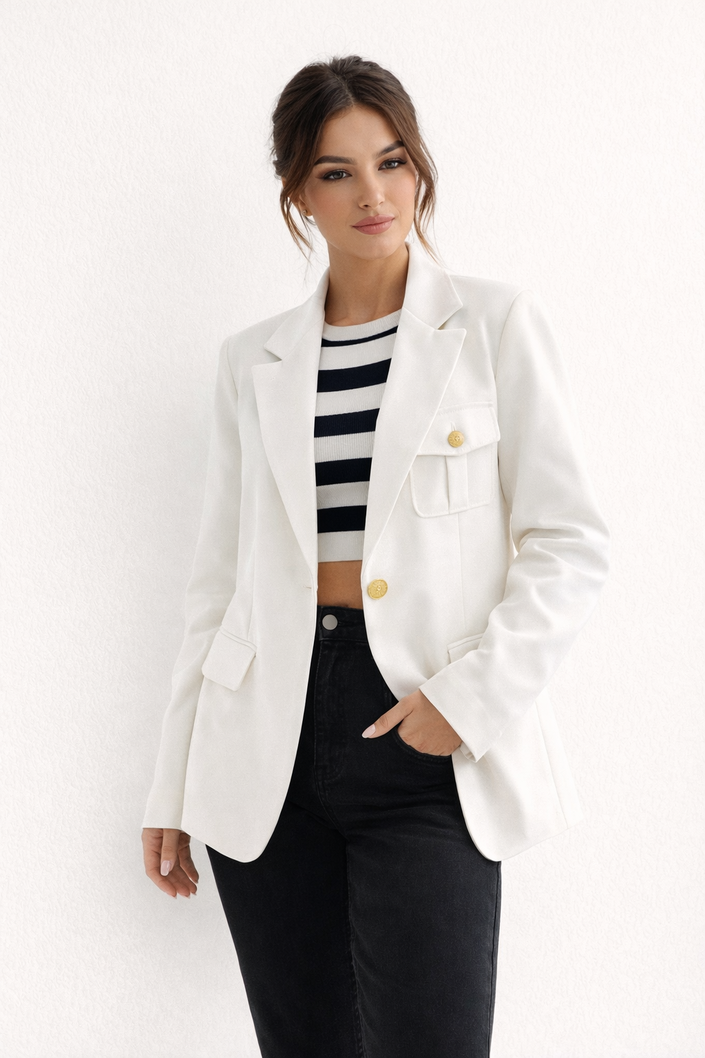 Chique damesblazer voor kantoor of stijlvolle gelegenheden, met rechte pasvorm en revers.