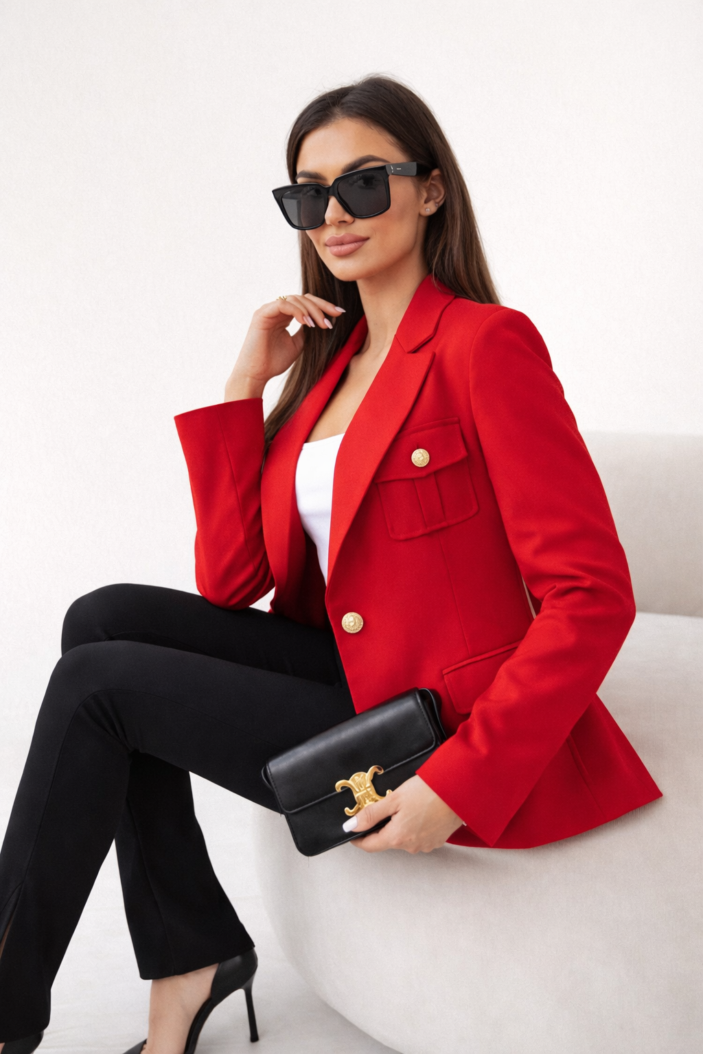 Zakelijke damesblazer met rechte pasvorm, klassieke revers en comfortabele stof, elegant en tijdloos.