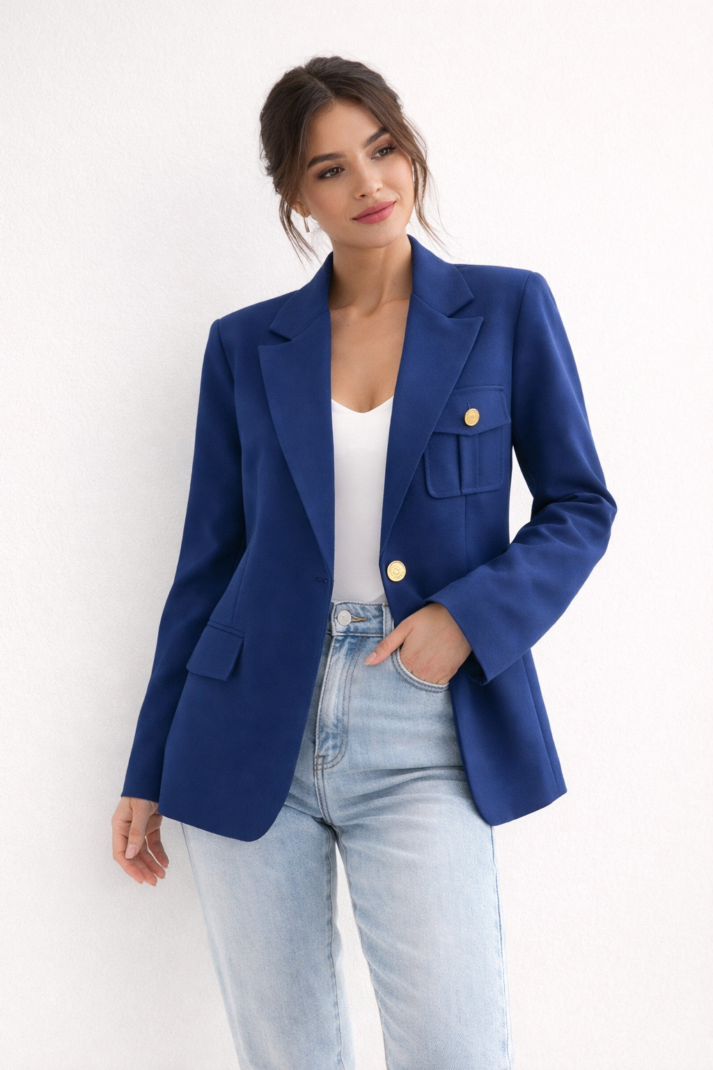 Stijlvolle damesblazer met rechte pasvorm en revers, een must-have voor chique damesmode.