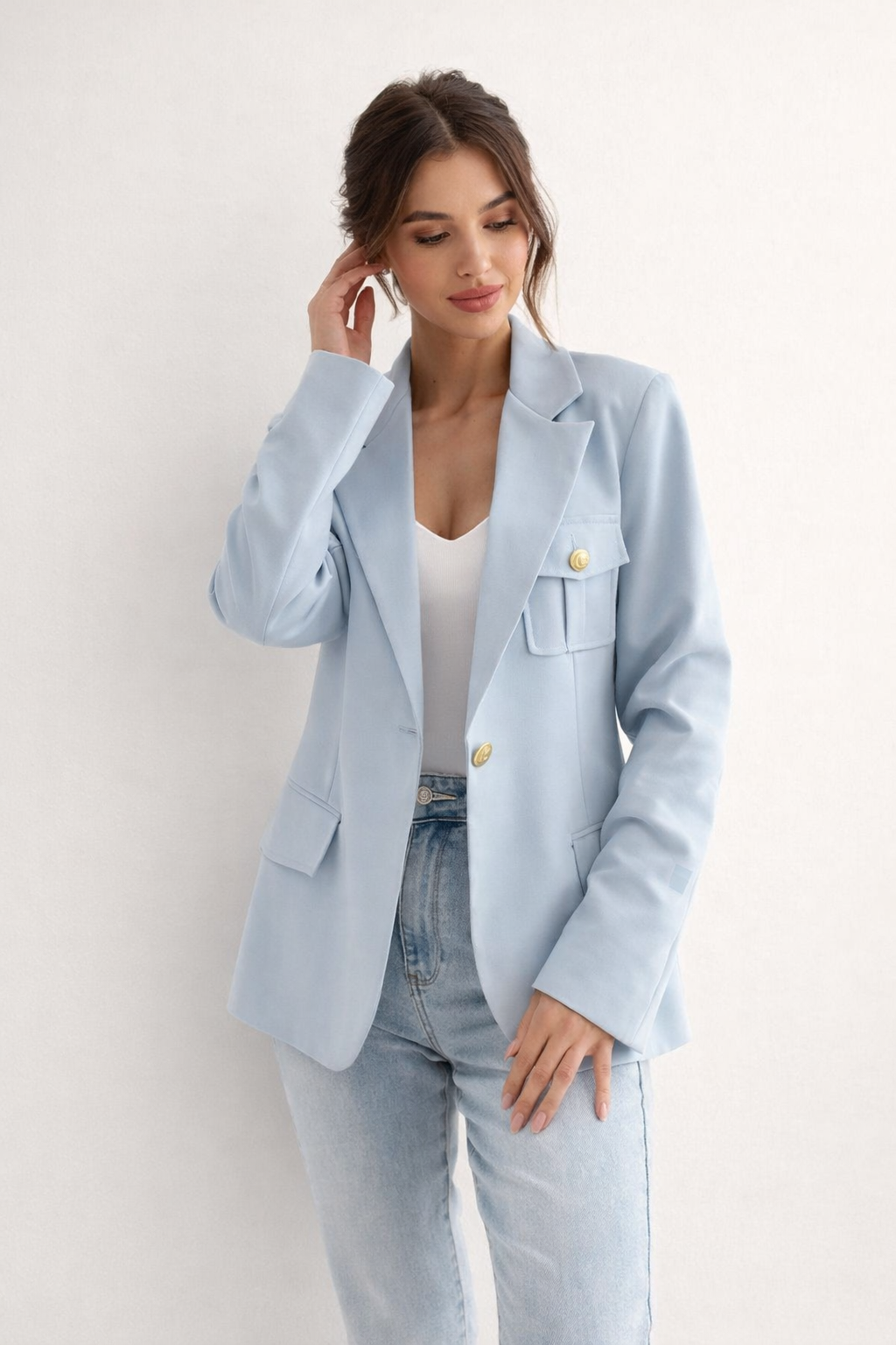 Elegante damesblazer met rechte pasvorm en klassieke revers, ideaal voor zakelijke damesmode.