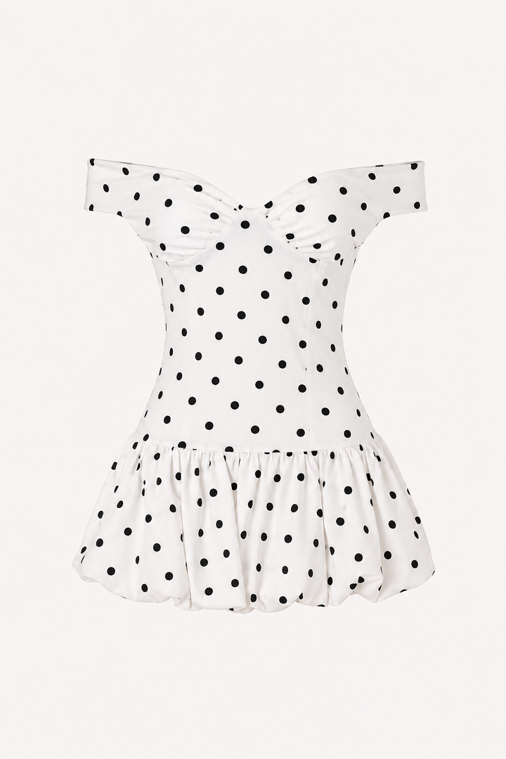Flatterende korte damesjurk met vrolijke stippenprint en trendy off-shoulder halslijn, veelzijdig en comfortabel.