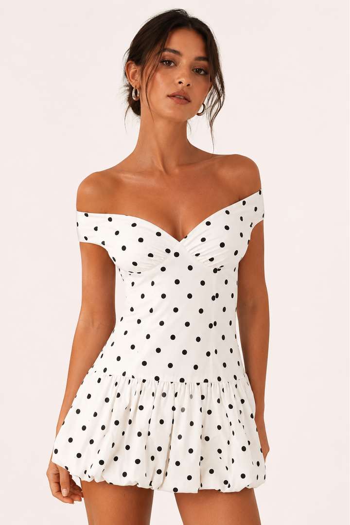 Stijlvolle korte damesjurk met stippenprint en off-shoulder design, perfect voor zomerse en feestelijke gelegenheden.