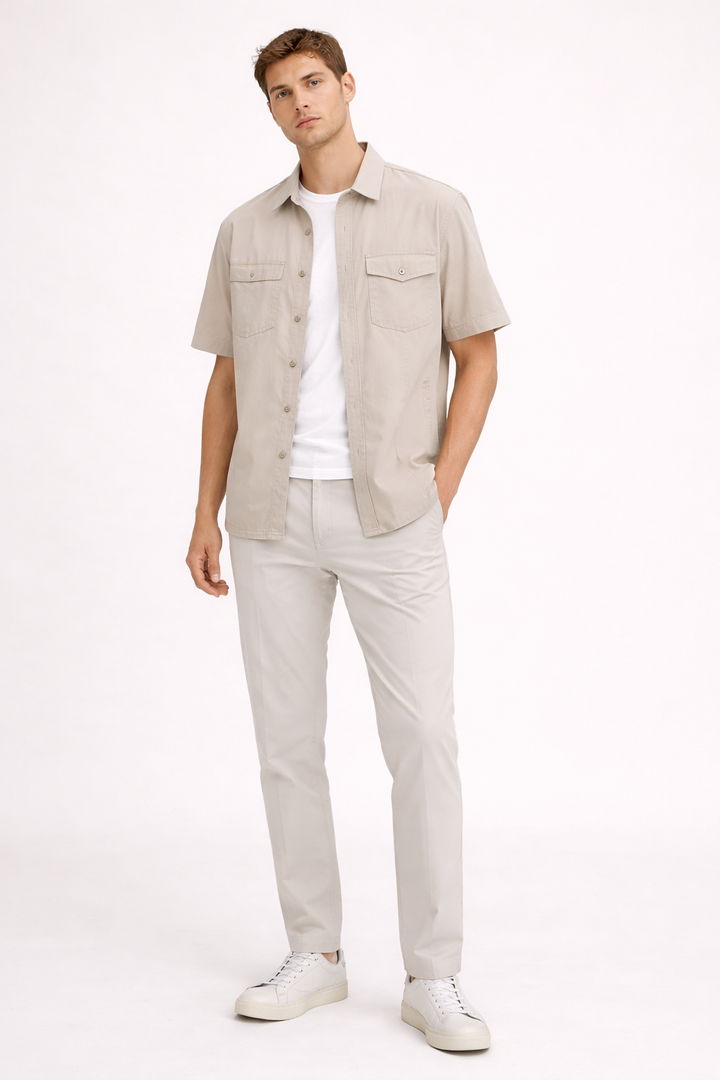 Zomers herenoverhemd korte mouwen, ademend materiaal en rechte pasvorm, perfect voor een casual look.