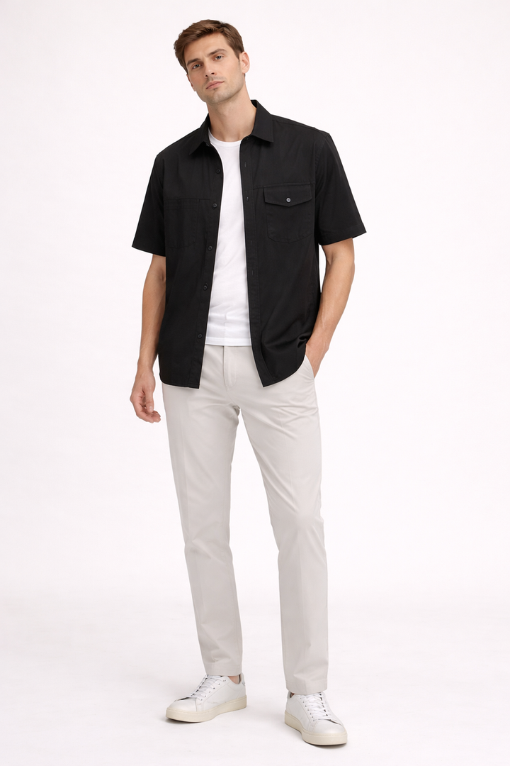 Veelzijdig herenoverhemd korte mouwen, rechte pasvorm, met borstzakken, essentiële herenkleding voor de zomer.